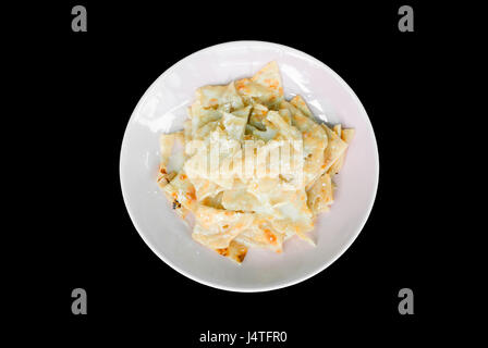 Closeup, Fried Roti mit Kondensmilch und Zucker auf Teller, isoliert Stockfoto