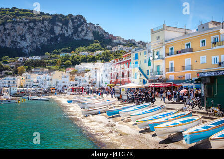 CAPRI, Italien - 30. April 2017: Ansicht von Capri Hafen mit bunten Häusern und Ruderboote, Capri, Italien Stockfoto