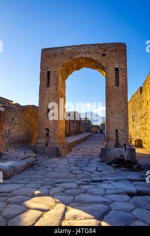 Malerische Aussicht auf Ruinen von Stadt Pompeji Vesuvio Hintergrund, Italien Stockfoto