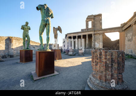 Panoramablick auf Ruinen und Statuen in der antiken Stadt Pompeji, Italien Stockfoto