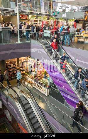 Innenraum des Markthal indoor Lebensmittelmarkt, Dominee Jan Scharpstraat 298, Rotterdam, Niederlande Stockfoto