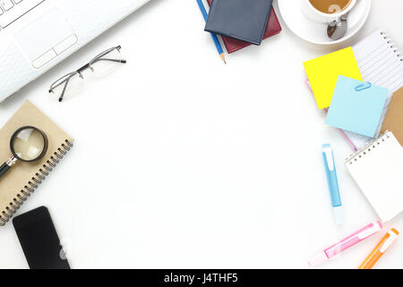 Ansicht von oben Zubehör Geschäft Büro desk.smartphones Kopfhörer Schlüsselbrett Laptop Notebook Kaffee Bleistift auf weißem Hintergrund mit Textfreiraum. Stockfoto