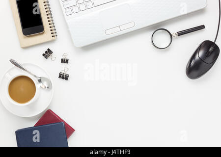 Ansicht von oben Zubehör Geschäft Büro desk.smartphones Kopfhörer Schlüsselbrett Laptop Notebook Kaffee Bleistift auf weißem Hintergrund mit Textfreiraum. Stockfoto