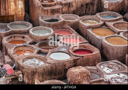 Chouwara Leder traditionelle Gerberei in der alten Medina von Fes El Bali, Marokko, Afrika. Stockfoto