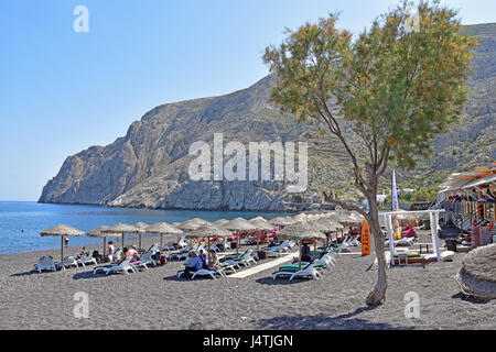 Touristen auf Kamari Beach Santorini Kykladen griechische Inseln Griechenland Stockfoto