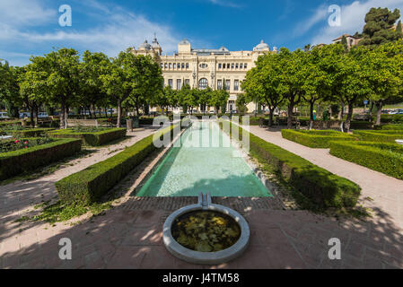 Rathaus in Malaga mit Brunnen und Park am sonnigen Sommertag. Stockfoto