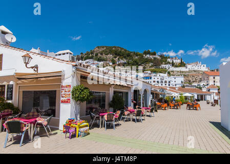 Frigiliana, Spanien - 5. Mai 2017: die historischen Straßen von berühmten Frigiliana-Dorf in der Nähe von Nerja, Spanien am sonnigen Sommertag. Stockfoto