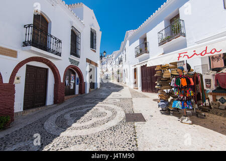 Frigiliana, Spanien - 5. Mai 2017: die historischen Straßen von berühmten Frigiliana-Dorf in der Nähe von Nerja, Spanien am sonnigen Sommertag. Stockfoto