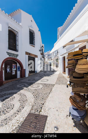 Frigiliana, Spanien - 5. Mai 2017: die historischen Straßen von berühmten Frigiliana-Dorf in der Nähe von Nerja, Spanien am sonnigen Sommertag. Stockfoto