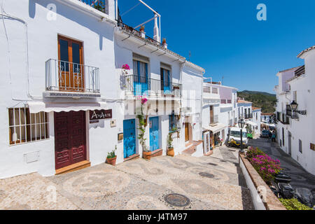 Frigiliana, Spanien - 5. Mai 2017: die historischen Straßen von berühmten Frigiliana-Dorf in der Nähe von Nerja, Spanien am sonnigen Sommertag. Stockfoto