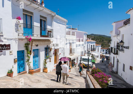 Frigiliana, Spanien - 5. Mai 2017: die historischen Straßen von berühmten Frigiliana-Dorf in der Nähe von Nerja, Spanien am sonnigen Sommertag. Stockfoto