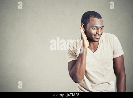 Neugierige junge Mann Lauschangriffe zuhören im Gespräch Stockfoto
