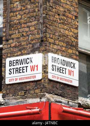 Stadt von Westminster Straßenschilder an der Kreuzung von Berwick Street und Broadwick Street im Londoner Stadtteil Soho Unterhaltung Stockfoto