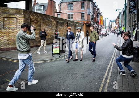 Street Fashion Shoot Shoreditch London. Ein Model-Street-Shooting in der Brick Lane in London Stockfoto