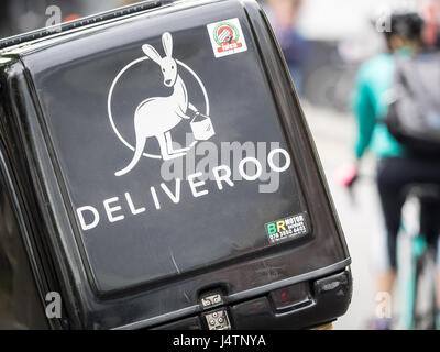 Eine Deliveroo essen Lieferung auf einen Roller in London, UK. Deliveroo konkurriert mit UberEats und kleineren Rivalen in den lukrativen Handel Stockfoto