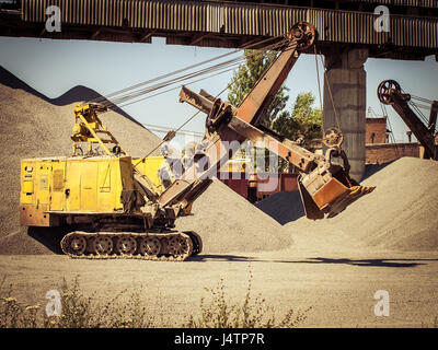 Alten Bagger auf der Baustelle Steinbruch Produktion arbeiten Stockfoto