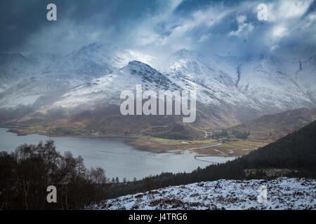 Schneestürme übergehen fünf Schwestern von Kintail, Western Highlands, Schottland Stockfoto