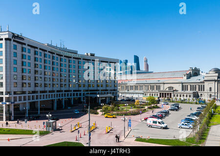Moskau, Russland - 14. Mai 2017: Vier Sterne Radisson Blu Slavjanskaja Hotel und Business-Center. Kiewer Bahnhof oder Terminal. Stockfoto