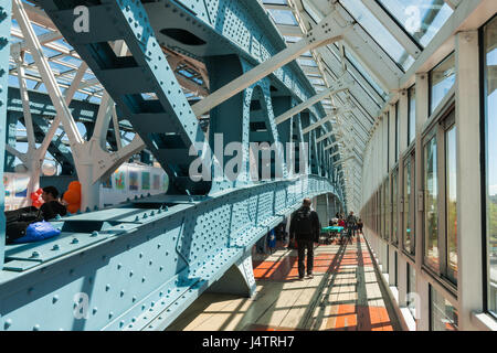 Moskau, Russland - 14. Mai 2017: Inside the Bogdan Khmelnitsky Fußgängerbrücke über der Moskwa. Die überdachte Brücke ist für kulturelle Veranstaltungen genutzt. Stockfoto