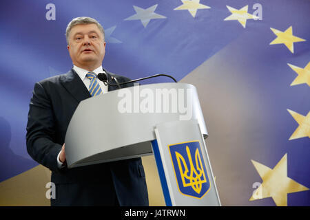 Kiew, Ukraine. 14. Mai 2017. Der ukrainische Präsident Petro Poroshenko spricht während einer Pressekonferenz anlässlich der Gründung des visafreien Regimes mit der EU in Kiew, Ukraine, Sonntag, 14. Mai 2017. Bildnachweis: Sergii Kharchenko/Pacific Press/Alamy Live-Nachrichten Stockfoto