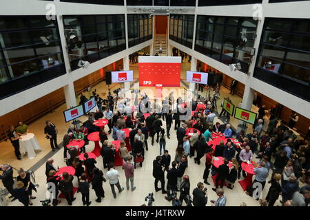 Berlin, Deutschland. 14. Mai 2017. Mitglieder der SPD auf der kurfürstlichen Party in der SPD-zentrale. Bildnachweis: Simone Kuhlmey/Pacific Press/Alamy Live-Nachrichten Stockfoto