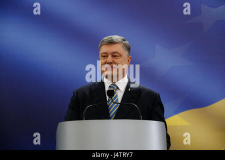 Kiew, Ukraine. 14. Mai 2017. Der ukrainische Präsident Petro Poroshenko spricht während einer Pressekonferenz anlässlich der Gründung des visafreien Regimes mit der EU in Kiew, Ukraine, Sonntag, 14. Mai 2017. Bildnachweis: Sergii Kharchenko/Pacific Press/Alamy Live-Nachrichten Stockfoto