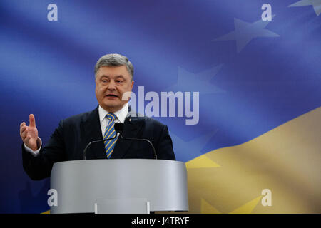 Kiew, Ukraine. 14. Mai 2017. Der ukrainische Präsident Petro Poroshenko Gesten während einer Pressekonferenz anlässlich der Gründung des visafreien Regimes mit der EU in Kiew, Ukraine, Sonntag, 14. Mai 2017. Bildnachweis: Sergii Kharchenko/Pacific Press/Alamy Live-Nachrichten Stockfoto