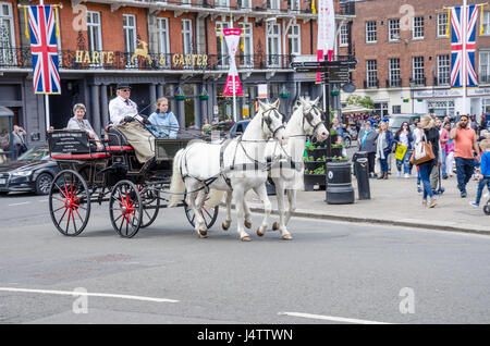 Eine Pferdekutsche fährt vorbei an Windsir Burg Nthe UK. Stockfoto