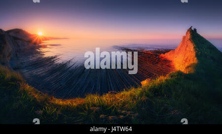 Sakoneta Strand mit Flysch in Gipuzkoa Stockfoto