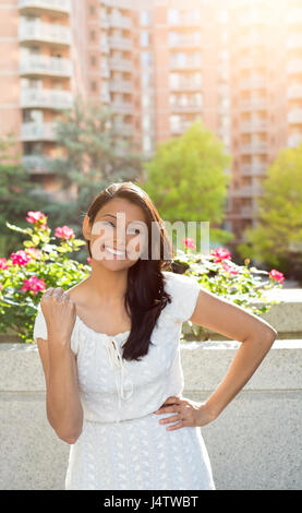 Closeup Portrait, erfolgreichen jungen Frau zu gewinnen glücklich ekstatische Feiern, Sieger, Gebäude Hintergrund isoliert. Positive menschliche Emotion facia Stockfoto