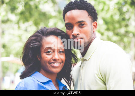 Closeup Portrait eines jungen Paares, isoliert im freien Mann im gelben Trikot Frau mit positiven menschlichen Emotionen, blaues Hemd, glückliche Momente festhalten Stockfoto