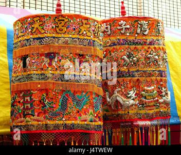 KAOHSIUNG, TAIWAN--19. April 2014: zwei Gebetsmühlen bestickt mit mythologischen und religiösen Themen sind bereit für eine lokale Tempel-Prozession. Stockfoto