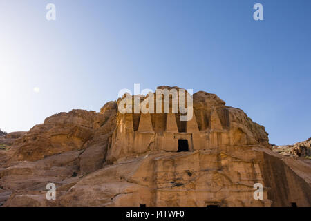 Dorische Säule Fassade des Grabes Obelisk, Bab als-Siq, Petra Jordan mit dem Triclinium darunter geschnitzt. Mit blauen Himmel oben fotografiert von unten. Stockfoto