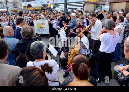 Madrid, Spanien. 14. Mai 2017. Madrid, Spanien. 14. Mai 2017. Protest, die 15 M sechsten Jahrestag erinnert. Es begann in Cibeles Platz um 18 Uhr und seinem Ende an der Puerta del Sol war. Der Soundtrack des Marsches wurde durch Solfonica, ein Sinfonieorchester von Demonstranten. Bildnachweis: M.Ramírez/Pacific Presse/Alamy Live-Nachrichten Stockfoto