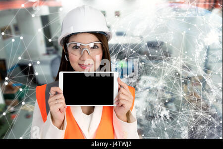 Lächeln Sie, junge weibliche Ingenieur mit schwarzen Bildschirm Tablet, tragen Brillen und weißen Hut smart Factory industrielle mit Internet der Dinge verbinden Asien Stockfoto
