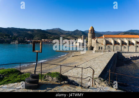 Colliour Eglise Notre Dame des Anges Kirche mit ihrem phallischen Turm befindet sich direkt am Meer an einem sonnigen Tag. Es wird eine Bild Frame Astistic installation Stockfoto