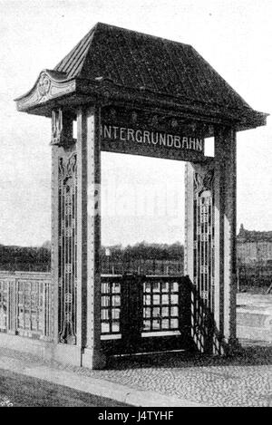 Die U-Bahn Berlin Kaiserdamm Eingangsportal ist ein historischer Eingang zu einer der U-Bahn-Stationen BerlinÂ, die auf das Jahr 1908 zurückgehen. Es repräsentiert das architektonische Design des frühen 20. Jahrhunderts und die Entwicklung des öffentlichen Verkehrsnetzes der Stadt. Der Eingang ist ein Beispiel für die frühe U-Bahn-Infrastruktur in Berlin, was das Wachstum und die Modernisierung der Stadt während dieser Zeit veranschaulicht. Stockfoto