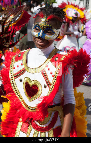 NASSAU, BAHAMAS - 1. Januar - Tänzerin gekleidet in leuchtend orange Federn und roten Herzen tanzt im Junkanoo, einer traditionellen kulturellen Fe Insel Stockfoto