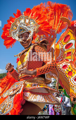 NASSAU, BAHAMAS - 1. Januar - weiblich Truppe Führer gekleidet in leuchtend orange Federn, Tänze im Junkanoo, einer traditionellen Insel-Kulturfestival in Stockfoto