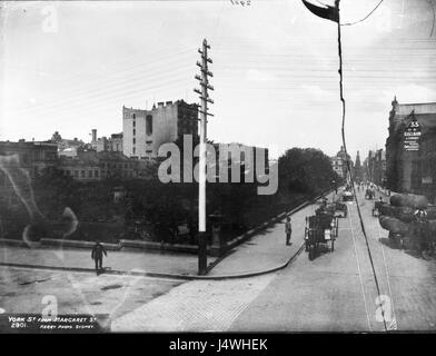 Dieser Titel bezieht sich auf ein historisches oder kuratiertes Bild der York Street aus der Margaret Street, Teil der Powerhouse Museum Collection. Es erfasst eine bestimmte Ansicht dieser Straßen. Stockfoto
