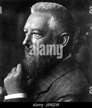 Wilhelm Ostwald war ein deutscher Chemiker und Philosoph, der für seine Arbeit in der physikalischen Chemie bekannt war. Er leistete bedeutende Beiträge zur Entwicklung der chemischen Theorie, insbesondere in den Bereichen Katalyse und chemische Gleichgewichte, und erhielt 1909 den Nobelpreis für Chemie. Stockfoto