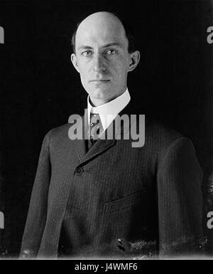 Wilbur Wright war ein US-amerikanischer Erfinder und Luftfahrtpionier, der vor allem für seine Rolle bei der Erfindung und dem Bau des ersten erfolgreichen Flugzeugs bekannt war. Seine Arbeit, zusammen mit seinem Bruder Orville Wright, veränderte den Verlauf der Transport- und Luftfahrtgeschichte. Stockfoto