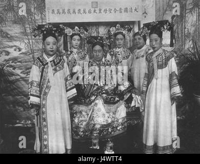 Die Qing Dynastie Cixi Imperial Kaiserinwitwe von China auf Thron 5 Stockfoto