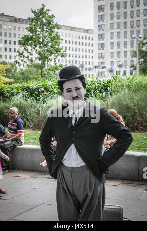 STREET Performer, LONDON, ENGLAND 19. August 2015:-Straßenkünstler, die auf dem London-Damm für die Touristen. Stockfoto