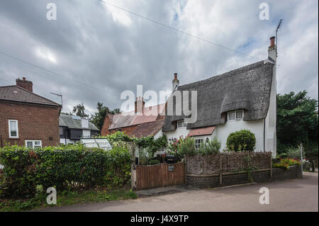 THATCHED COTTAGE, MILTON KEYNES, ENGLAND 21. August 2015:-Stroh war einmal allgemein verwendet in diesem Teil von England für Dachmaterial Stockfoto