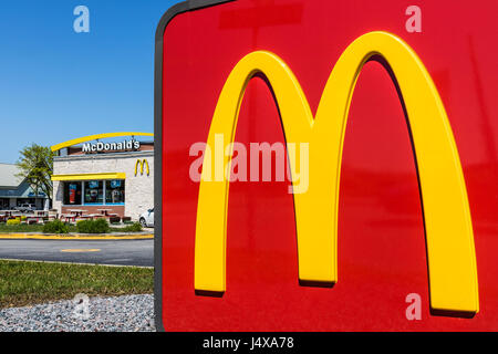 Indianapolis - ca. Mai 2017: McDonald's Restaurant Lage. McDonalds ist eine Kette von Hamburger Restaurants XI Stockfoto