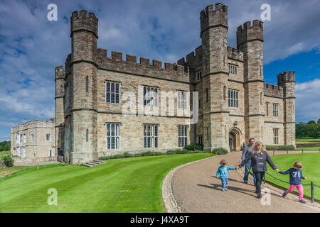 LEEDS CASTLE, KENT, ENGLAND 2. September 2015:-Leeds Castle liegt in Kent, Südostengland, eine perfekte Kulisse für einen Familienausflug. Stockfoto