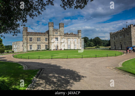 LEEDS CASTLE, KENT, ENGLAND 2. September 2015:-Leeds Castle liegt in Kent, Südostengland, eine perfekte Kulisse für einen Familienausflug. Stockfoto