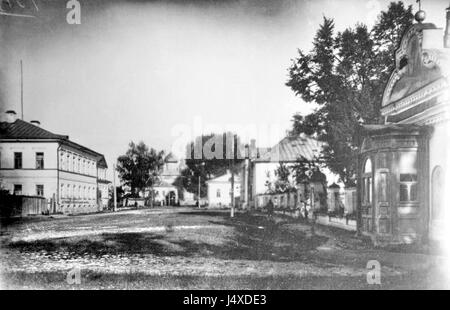 Die Nikolskaja-Straße ist eine Fußgängerstraße in Moskau, Russland, die den Roten Platz mit dem Lubyanka-Platz verbindet. Gesäumt von historischen Gebäuden wie der Kasaner Kathedrale und dem griechischen Kloster St. Nikolaus, dient es als zentraler Knotenpunkt in Moskaus luxuriösem Einkaufsviertel. Die Straße wurde im August 2013 zur Fußgängerzone gebracht. Stockfoto