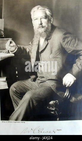 Wilhelm Ostwald war ein deutscher Chemiker und Nobelpreisträger, der für seine Beiträge zur physikalischen Chemie, insbesondere zur Entwicklung der Katalyse- und Farbwissenschaft, bekannt war. Stockfoto